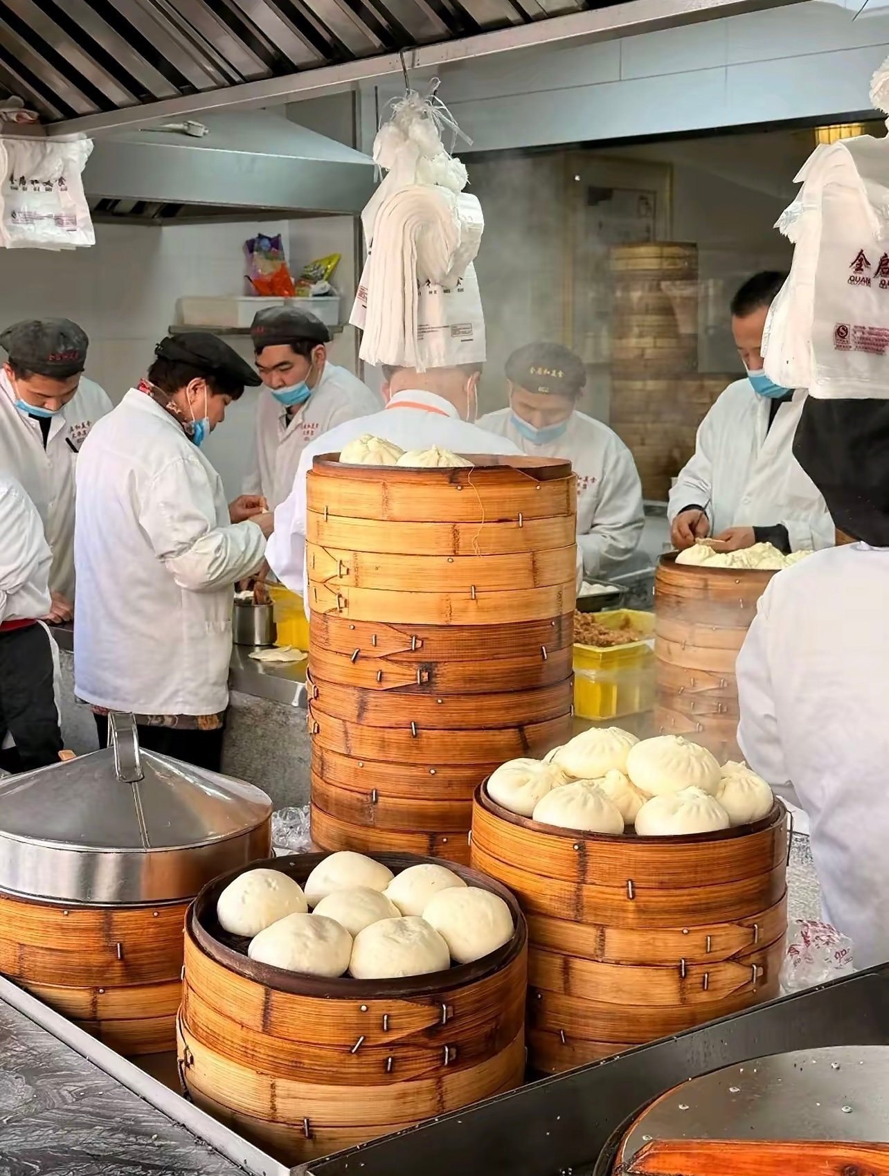 上海早餐四大金刚｜大饼油条粢饭豆浆，刻在DNA里的味道