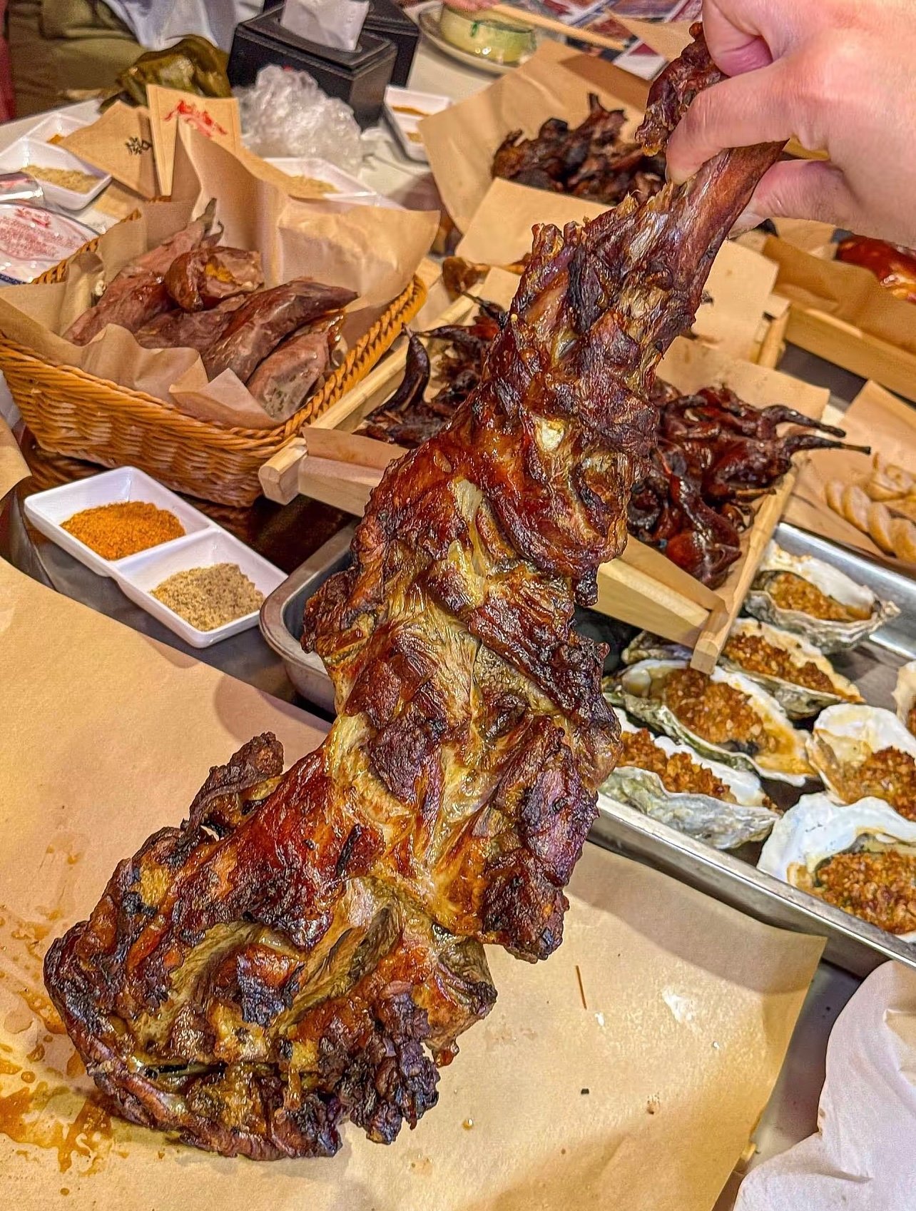 在大庆吃了顿土坑里烤出来的饭，我彻底被征服了