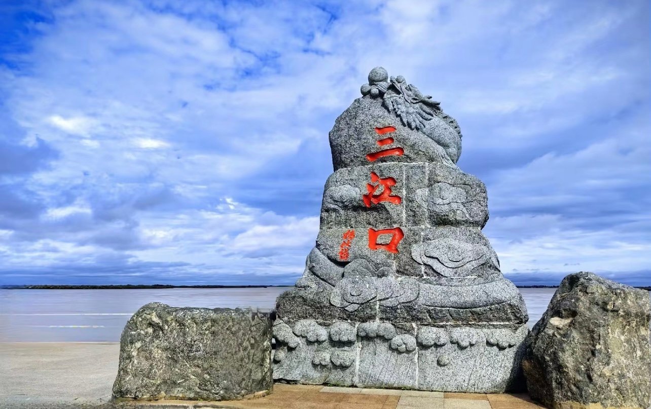 松花江和黑龙江在这里交汇，两种颜色的水居然不混