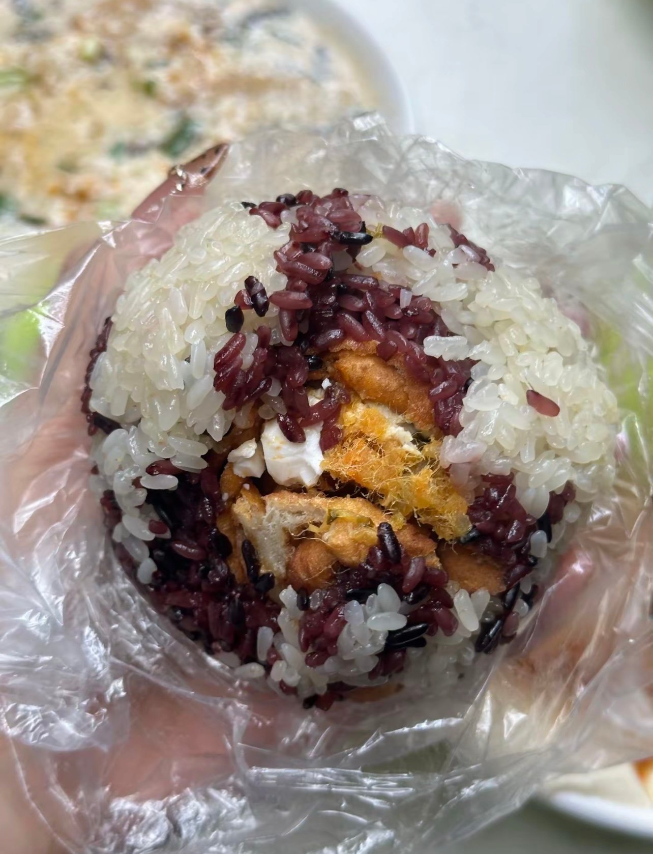 早餐四大金刚之首！蒙自路菜场这家粢饭团，流油咸蛋黄绝了