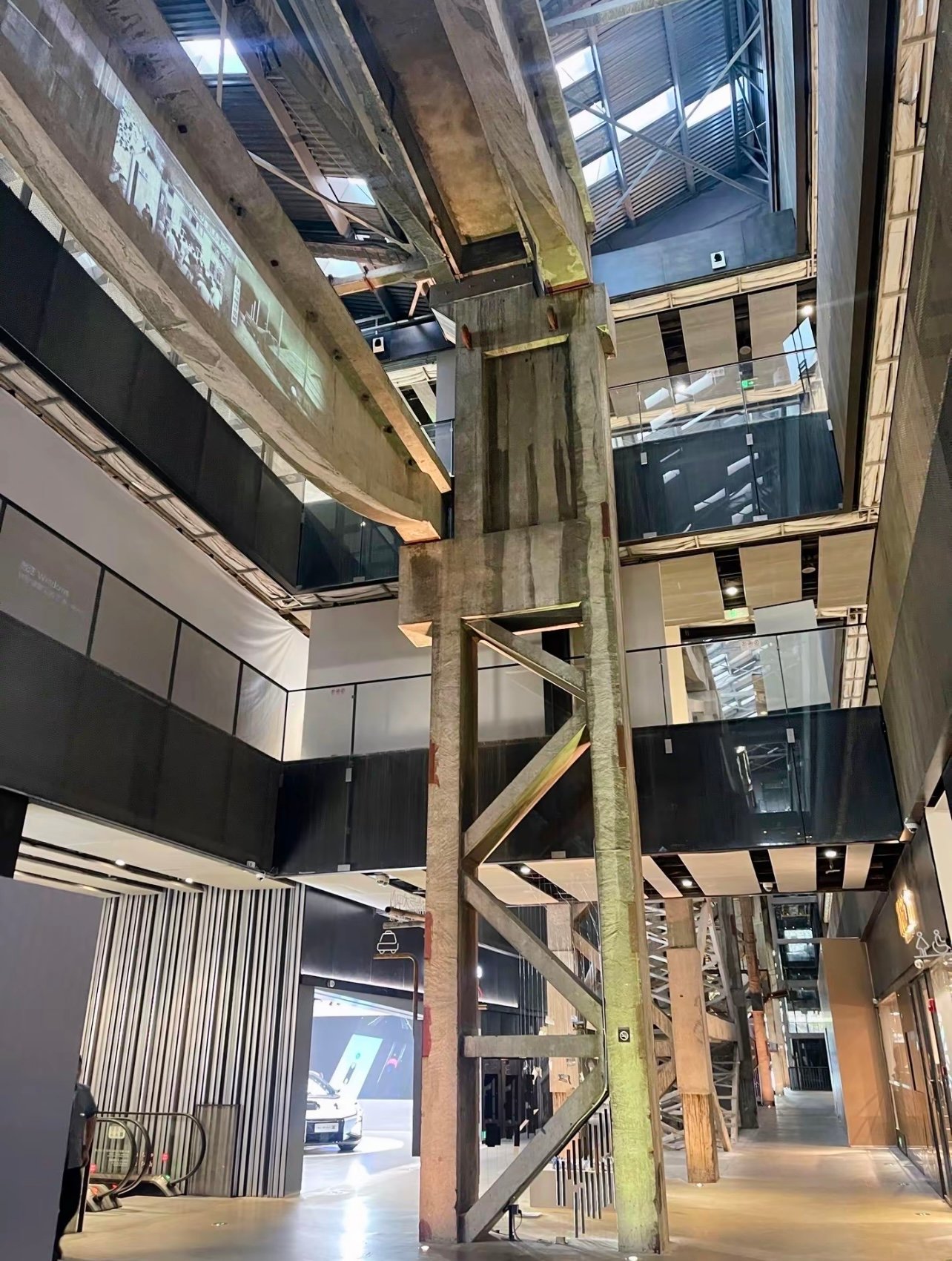 百年船厂变身艺术中心，这里的江景日落太绝了