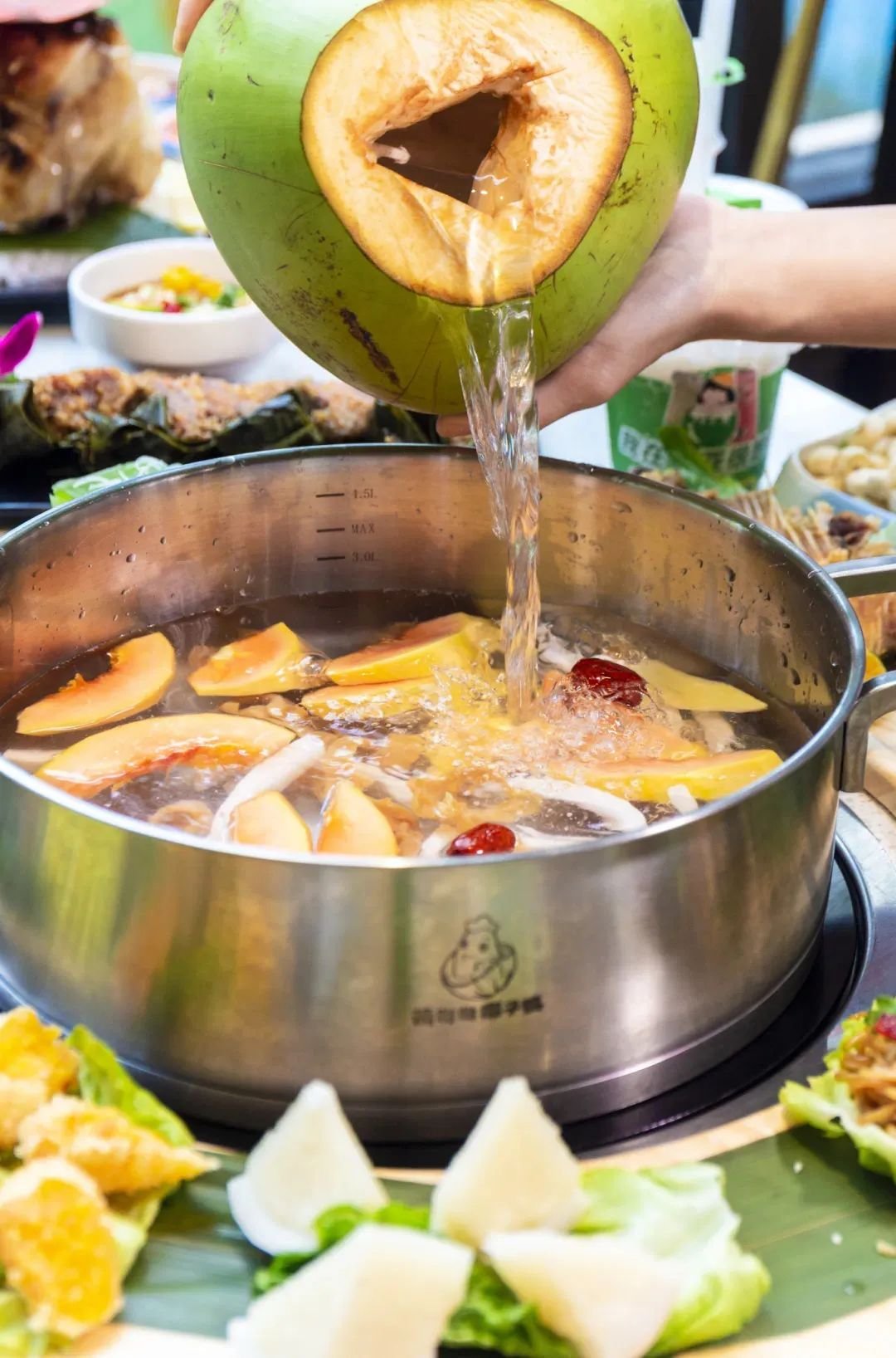 🥥椰子鸡火锅｜火锅界清流，鲜到骨子里