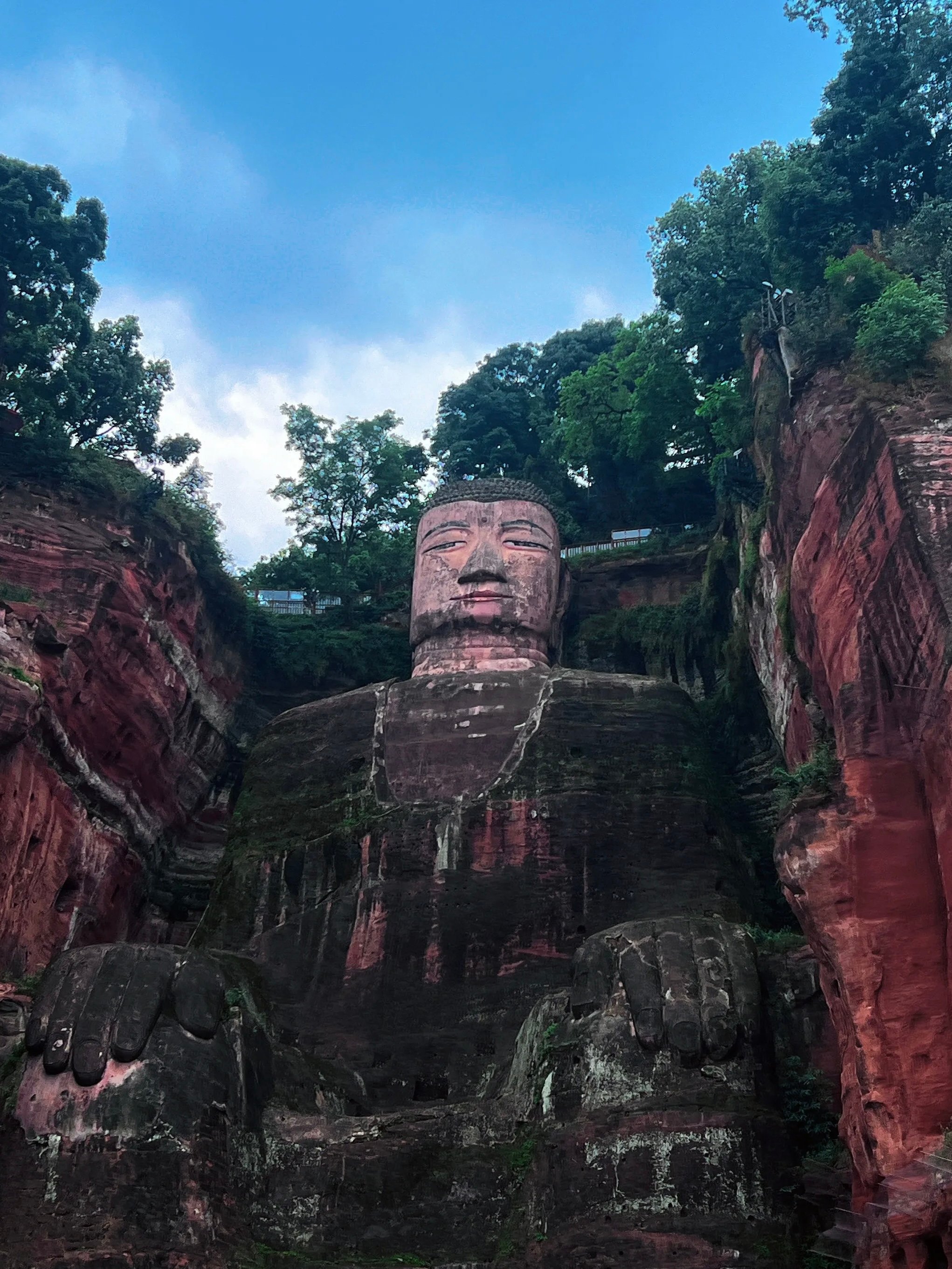 站在佛脚下的时候，我真的太渺小了 🗿