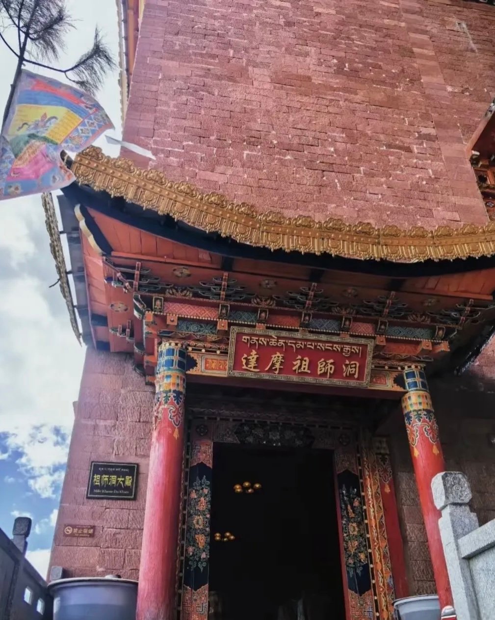 建在悬崖上的千年寺庙，这里的信仰，比任何网红寺庙都纯粹