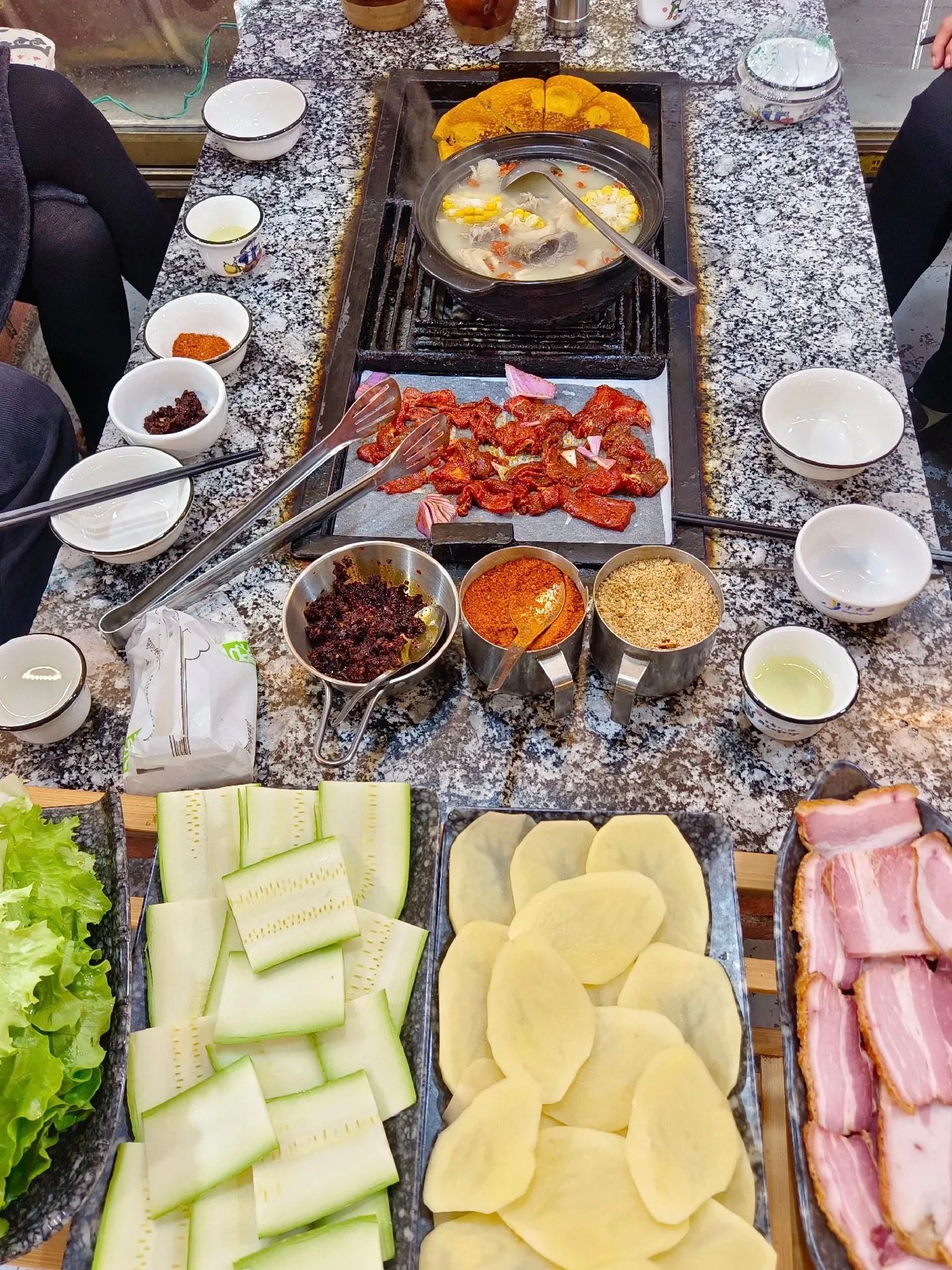 在泸沽湖边撸串是什么体验？我替你们试过了🍢