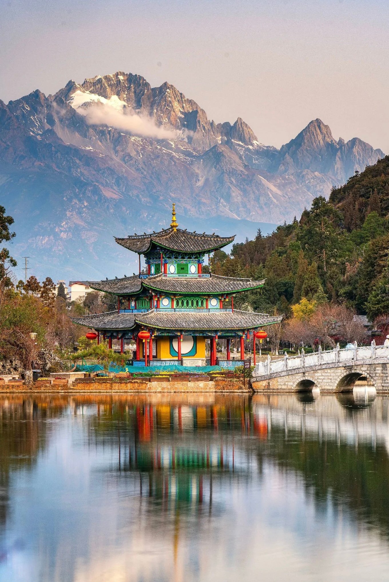 这个本地人晨练的免费公园，藏着丽江最美的雪山倒影