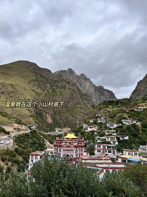 ♨️ 德仲温泉｜海拔 4500 米的 “高原药泉”，拉北环线必泡的天然温泉✨