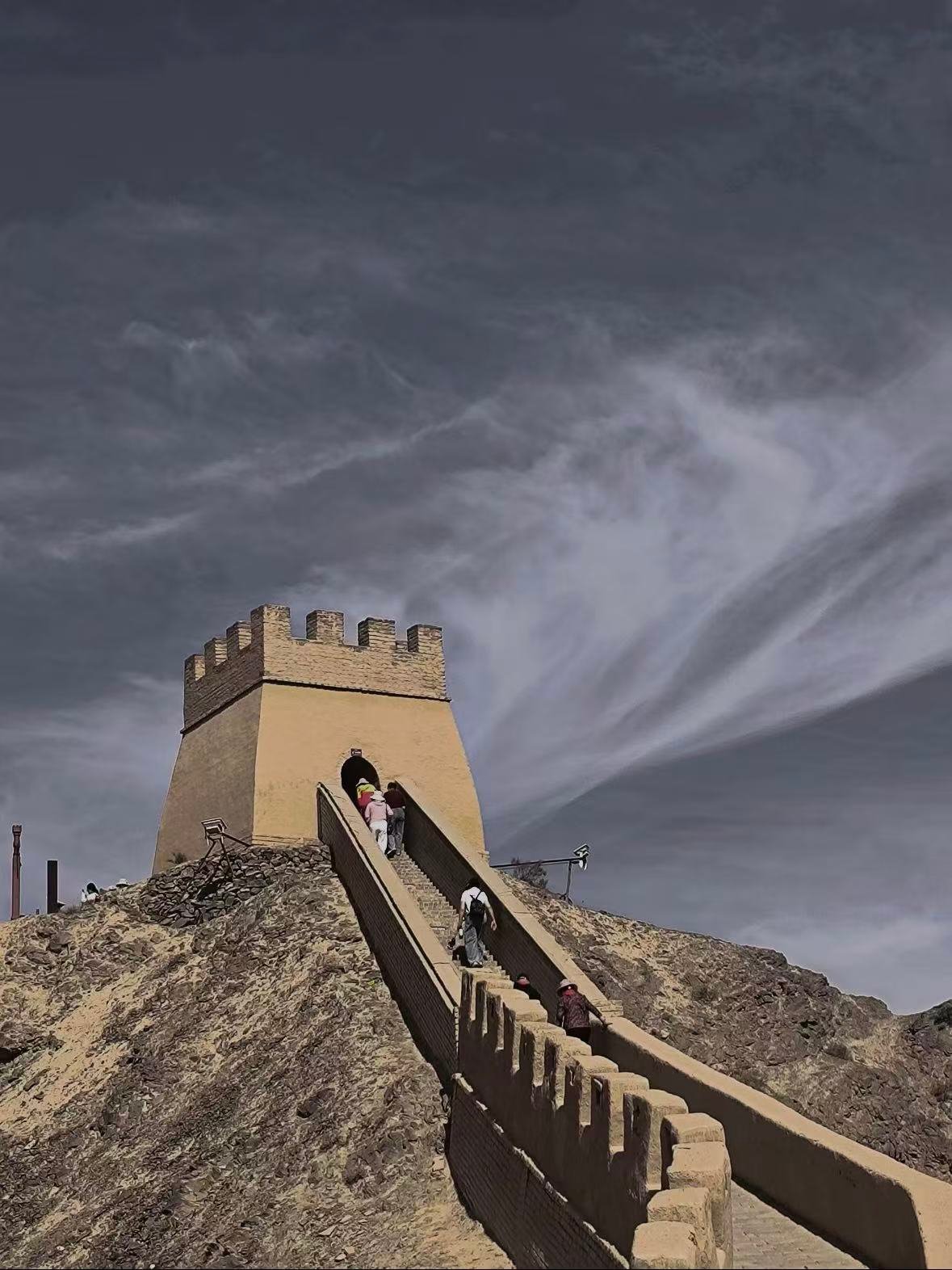 西北必冲！悬壁长城｜爬的不是城墙，是千年戈壁里的风骨🌬️